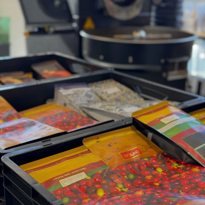 Verpackte Kaffees vor Kaffeeröster